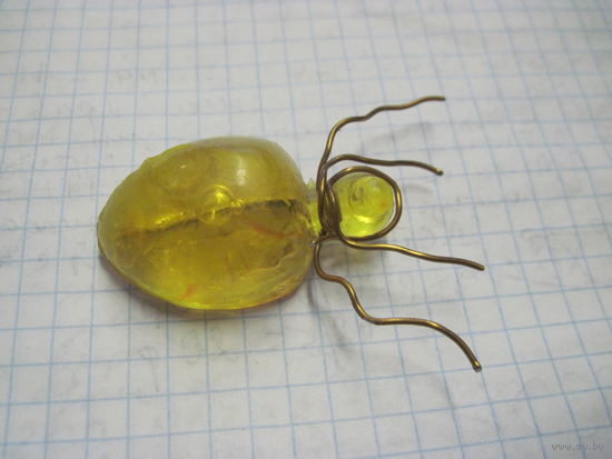 Брошь под янтарь.