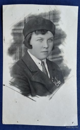 Фото девушки со знаками ОСОАВИАХИМа. 1935 г. 8х13 см.