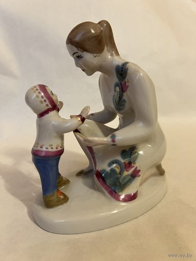 Статуэтка фарфоровая "Первые шаги"  ЗКХ Полонне.  С РУБЛЯ!