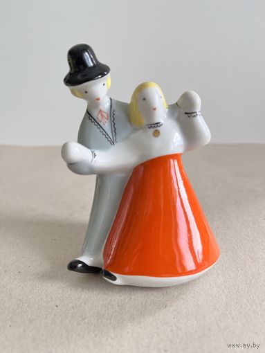 СТАТУЭТКА ФАРФОРОВАЯ "ВЕСЕЛАЯ ПАРОЧКА. ЛАТЫШСКИЙ ТАНЕЦ". 9*6*5,5 СМ. РИГА. РИЖСКИЙ ФФЗ. 1967 ГОД. 1 СОРТ. КРАСНОЕ КЛЕЙМО. СМ.ФОТО, КЛЕЙМО И ОПИСАНИЕ.