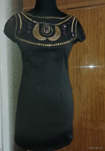 Фирменное платьице из атласного cotona с красивым орнаментом из камней и бисера на подкладке, 42-44 размера.