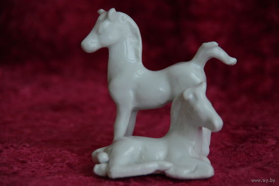 Статуэтка фарфоровая ( высота 7,5 см , ширина 7,5 см )    целая