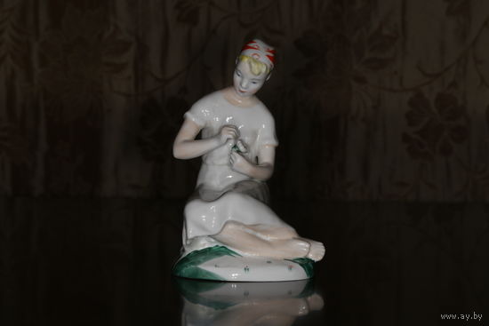 Фарфоровая статуэтка "Гадание на ромашке" ЛФЗ