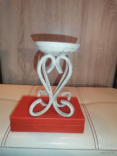 Металлический подсвечник под свечу большого диаметра, высота 16 см.