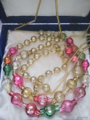 Старинные коллекционные ёлочные бусы из толстого стекла.2 шт.Цена за одни.