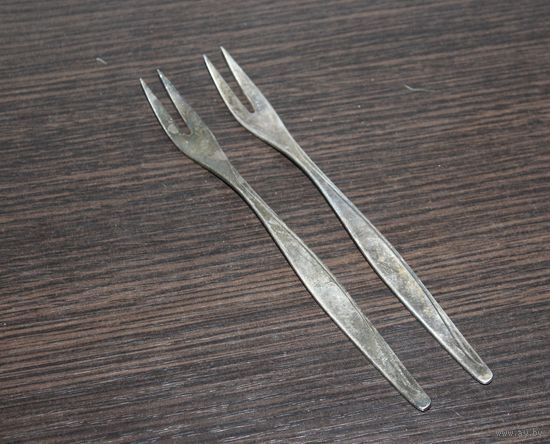 Двузубые вилки для закусок или десертов, клеймо.