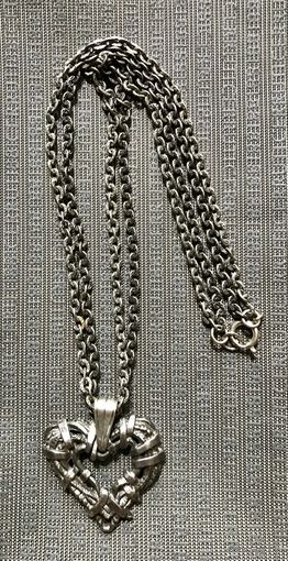 Кулон на цепочке. Колье