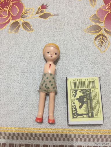 Куколка. Колкий пластик. Нет ручек.