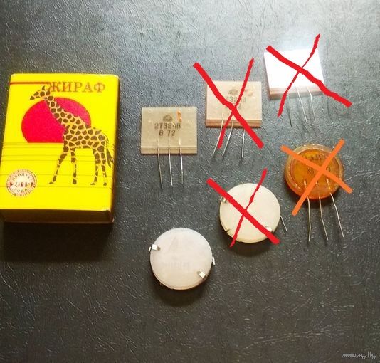 Редкие образцы бескорпусных полупроводниковых элементов (для производства гибридных микросхем) в упаковке для испытаний и транспортировки. 70-е годы ХХ века.