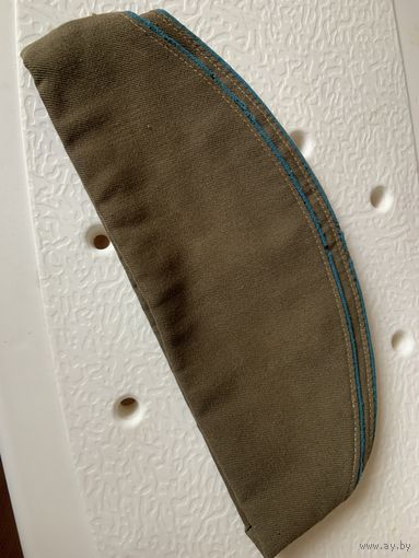 Оригинальная пилотка советского пилота-тех.состав носил береты-эта офицерская. Для работ на аэродроме.