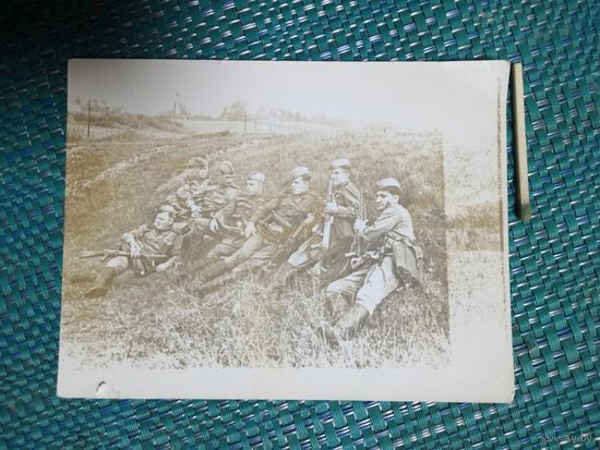 Фотография. Солдаты на привале. 1950-е. СССР.