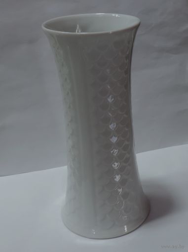 Ваза фарфоровая молочного цвета 70-е годы Германия. Высота 19.5 см.
