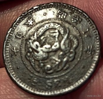 ВЕЛИКАЯ ЯПОНСКАЯ ИМПЕРИЯ 1/2 СЕНА 1875. Муцухито (Мэйдзи). ДРАКОН II ТИПА (с открытым хвостом).