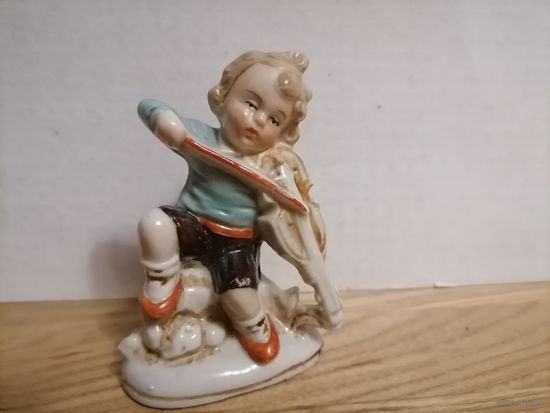 Статуэтка Мальчик играет на скрипке. Германия
