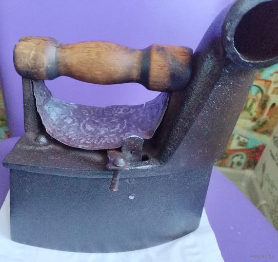 Старинный угольный утюг, чугун