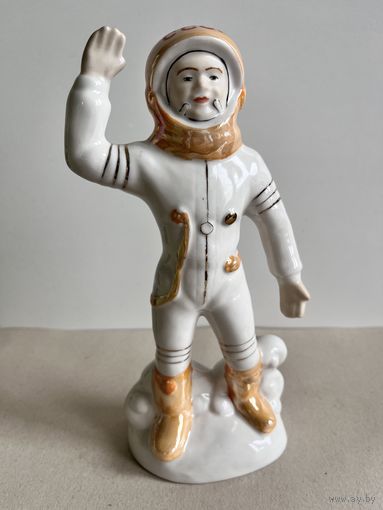 СТАТУЭТКА ФАРФОРОВАЯ "КОСМОНАВТ".  22*10*6 СМ. КОРОСТЕНЬ. СМ.ФОТО, КЛЕЙМО И ОПИСАНИЕ.