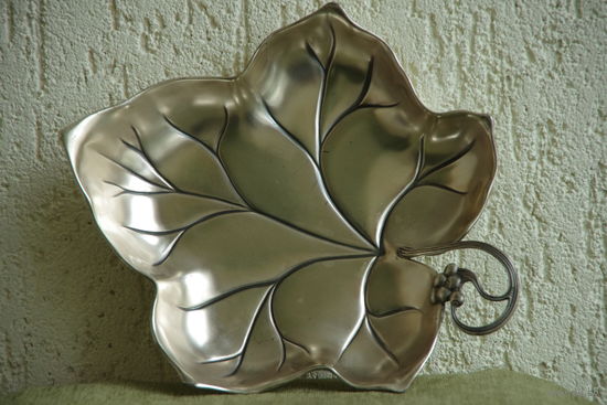 Ваза " Лист " ( 25,5 х 29,5 см , высота 5 см )