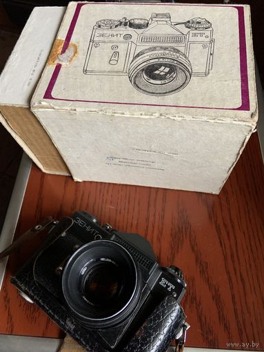 "Зенит-ЕТ" на отличном объективе, кофре и коробке по-родне! Отсюда и цена.