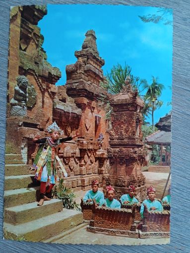 Этнография. Остров Бали, Индонезия. Танец "Барис"