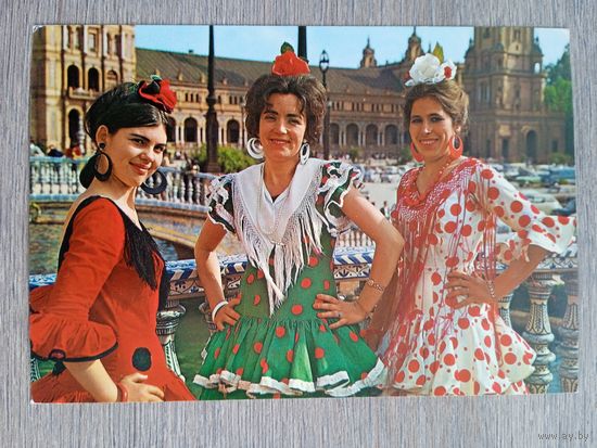 Этнография. Испания, Севилья. Девушки в национальных костюмах