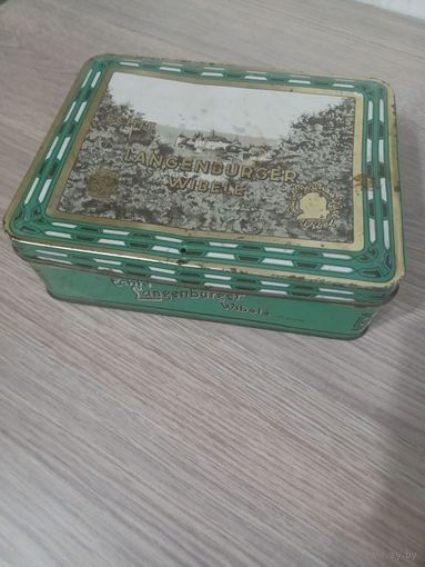 Старая металлическая коробка из-под конфет