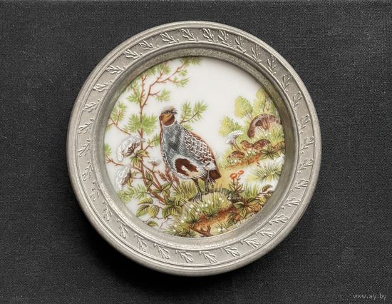 ОХОТА Куропатка. Коллекционная оловянная тарелка-подставка с фарфоровой вставкой Vohenstrauss / Диаметр: 10 см
