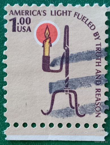 США 2 июля 1979. Колониальная тростниковая лампа и подсвечник