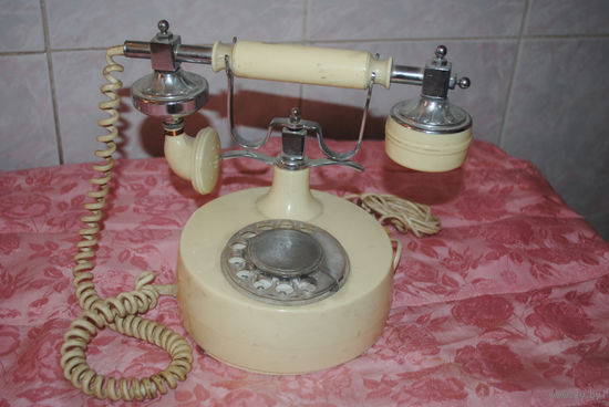 Телефон дисковый стационарный . Полностью рабочий телефон.