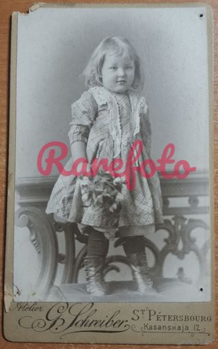 1910-е Визит-портер девочка с букетом студийное фото типажи ретро фотограф Шрейбер СПБ