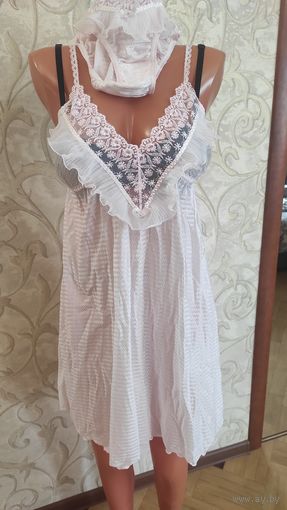 Сексуальный комплект на 42-44 размер. Новый. Нежно розового цвета. Сзади, если растянуть, небольшие "расхождения" от противокражки, но ткань не порвана, нити растянуты. Соответственно, низкая цена.