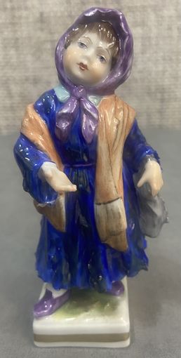 Фарфоровая статуэтка Девочка-попрошайка из Дрездена от Volkstedt. Германия. 60-e года. Высота 10.5 см. Номера модели девочки V20786