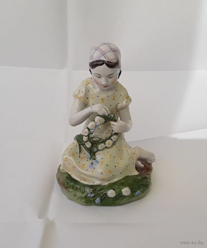 Статуэтка девочка с венком ЛФЗ фарфор