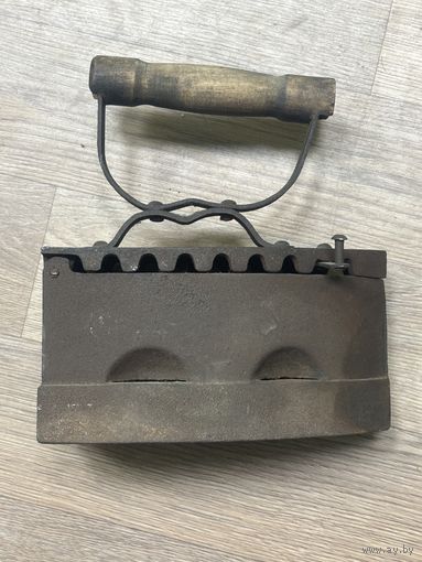 Чугунный утюг