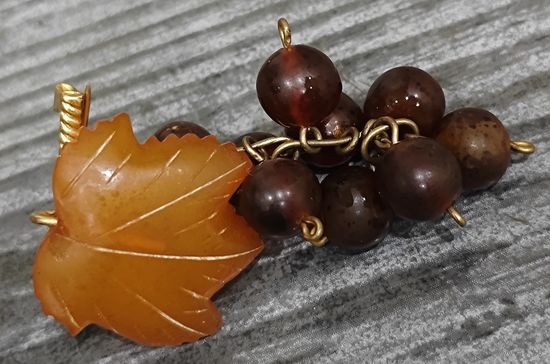 Брошь Черная Смородина. Янтарь, позолота. СССР 1969 год. 9 ЯК Калининградский янтарный комбинат. Нечастая