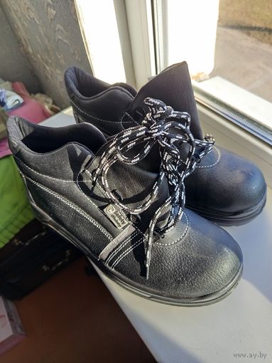 Ботинки рабочие. Размер 43.