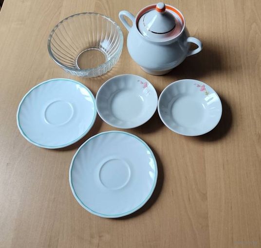 Сахарница, блюдца, розетки, салатница