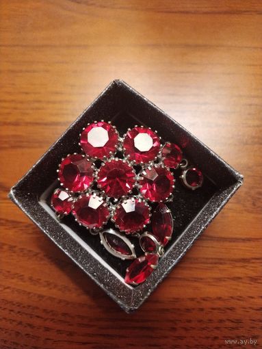 Брошь с красными камнями