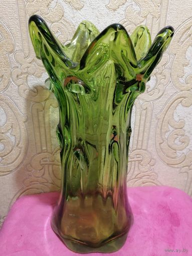 Ваза зелёное стекло литая.32х16см.