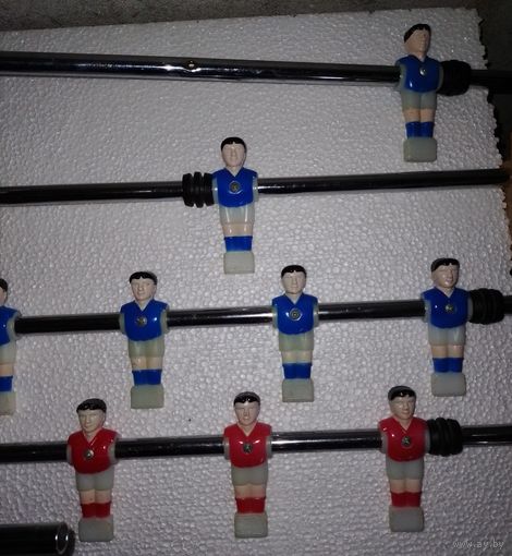 Футболисты с настольного футбола