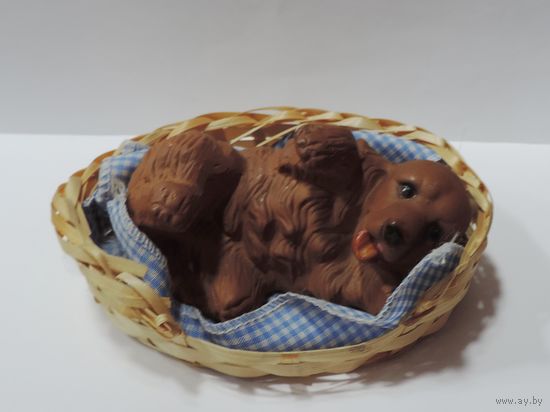Собака в корзинке. 80-е годы Европа. Керамика. Длина 11 см. Высота 6 см.