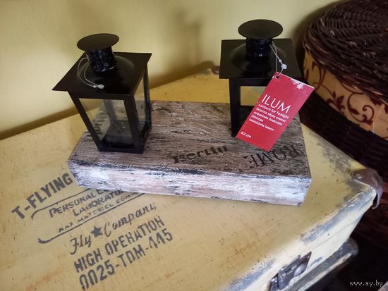 Подсвечник на деревянной подставке.