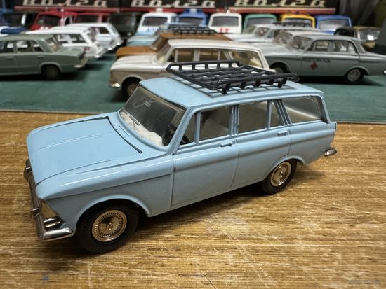 Москвич 427 с багажником, серое дно. Классический светло-голубой цвет. Пятничный вечер в синих, голубых и серых тонах.