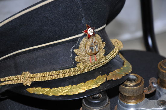 Фуражка КЭП-1 обр.1955 заказная с уже редким латунь якорем и звездой!Золочёная листва козыря,тяжёл.золочён. филигран и малые латунь пуговки. Полнейший оригинал.                        .