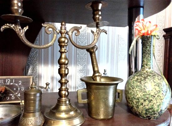 Ступка с пестиком, подсвечник, мельничка. Одним лотом.