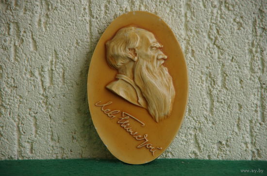 Барельеф Л. Толстой  ( фарфор )    9,5 х 14