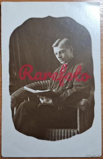 1910-е Открыточный формат за чтением книги плетеное кресло студийное фото типажи ретро анонимное