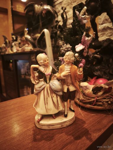 Фарфоровая статуэтка дама и кавалер. клеймо и надпись в тесте