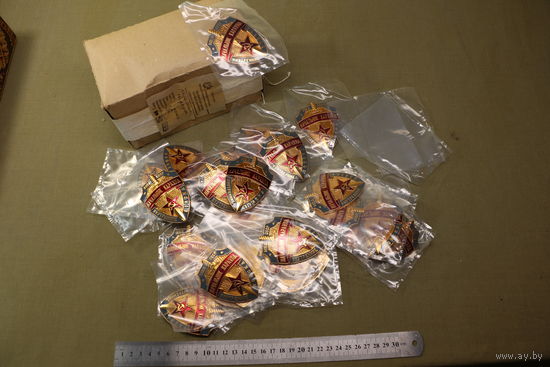 Упаковка знаков Начальник караула МВД СССР, 25 шт. одним лотом. Распродажа коллекции вещей. С РУБЛЯ! АУКЦИОН!