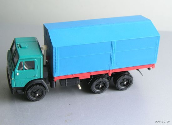 Автомобиль КАМАЗ с тентом ( с дефектами ) 1:43  сделано в СССР