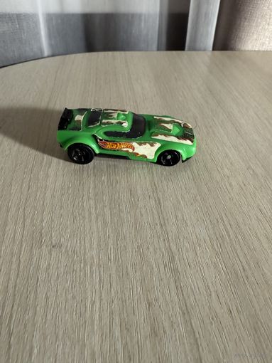 Машинка holt feels зеленая , наклейки светяться в темноте